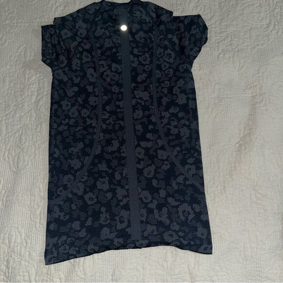 Lululemon Swiftly Tech Short Sleeve Navy Leopard size 6 - Picture 3 of 3